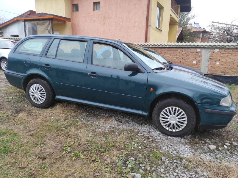 Skoda Octavia 1.6 I, снимка 4 - Автомобили и джипове - 40002627