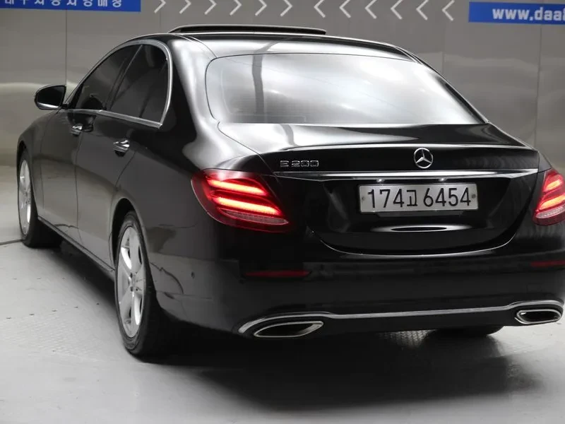 Mercedes-Benz E 200 Avantgarde, снимка 2 - Автомобили и джипове - 56018651