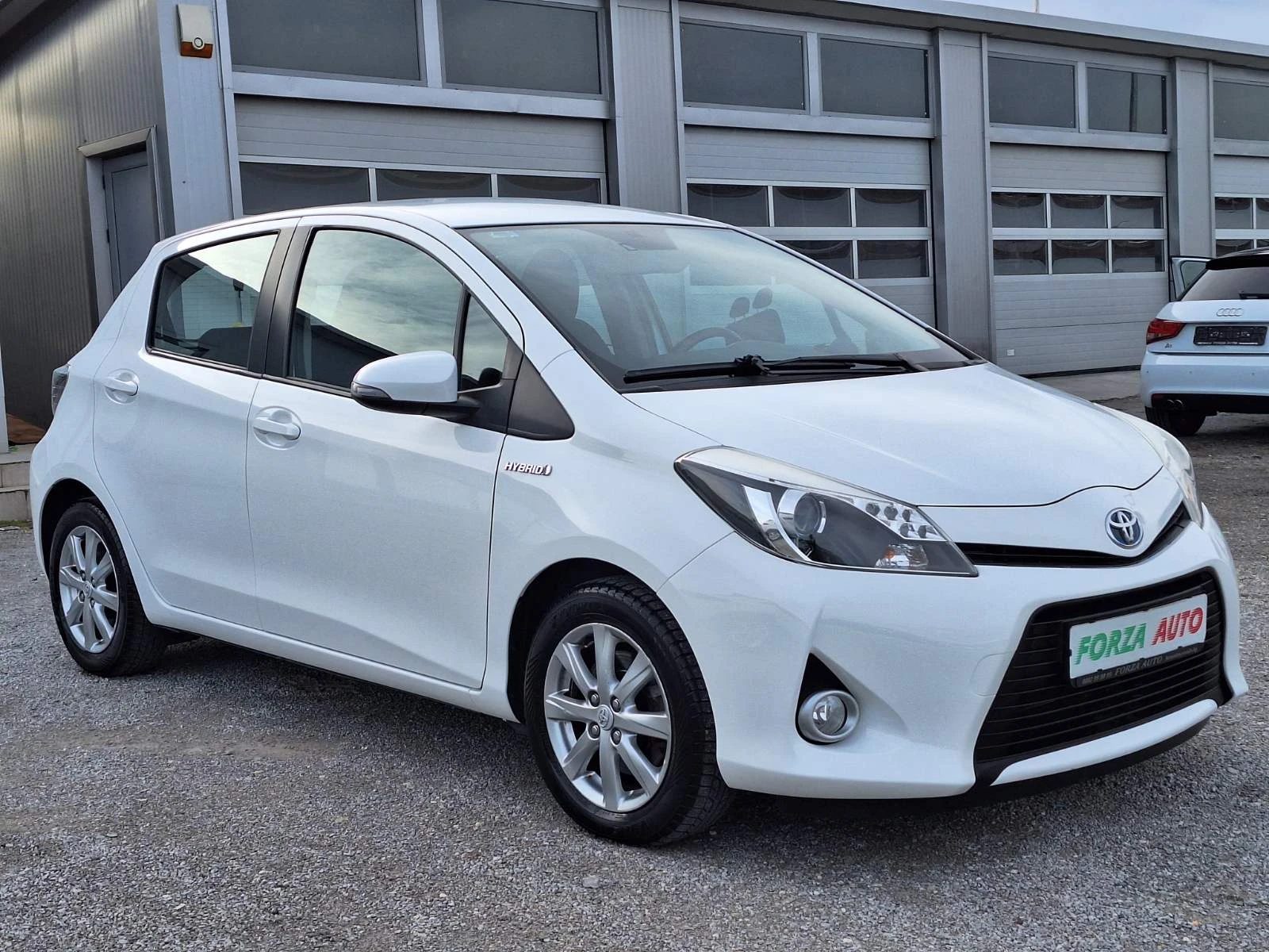 Toyota Yaris 1.5H-LOUNGE - изображение 7