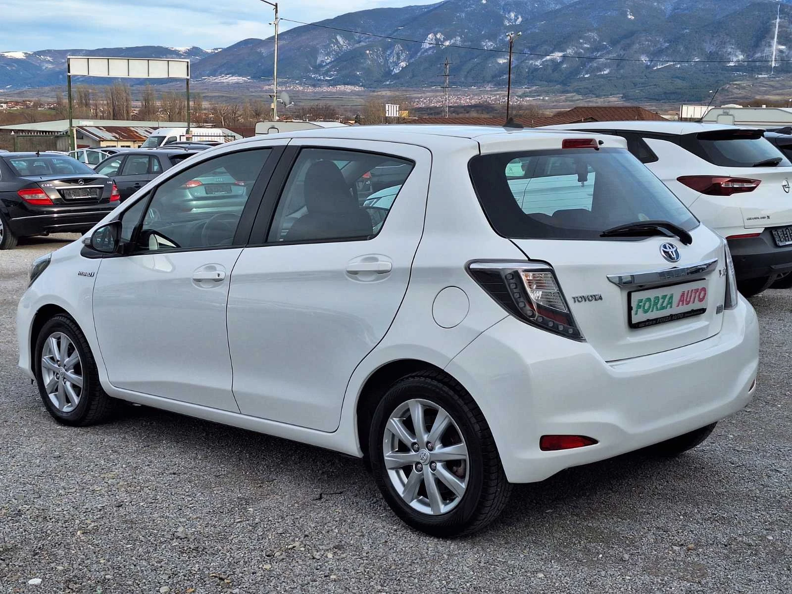 Toyota Yaris 1.5H-LOUNGE - изображение 3