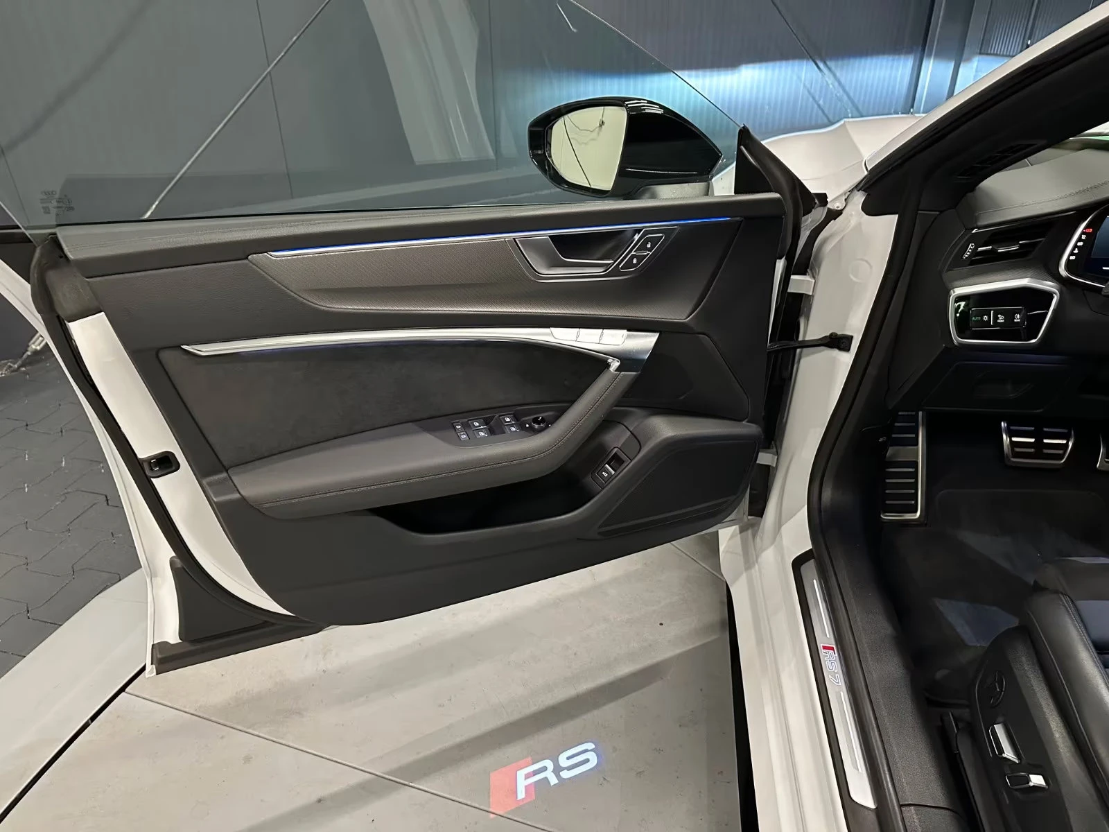 Audi Rs7 4.0TFSI/600HP/QUATTRO/360/LASER/PANO/22/118z, снимка 16 - Автомобили и джипове - 53768209