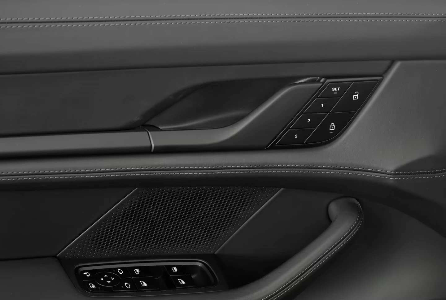 Porsche Taycan TURBOS/680HP/ACC/CHRONO/BURMSTER/HUD/PANO/360/844z, снимка 16 - Автомобили и джипове - 55804476