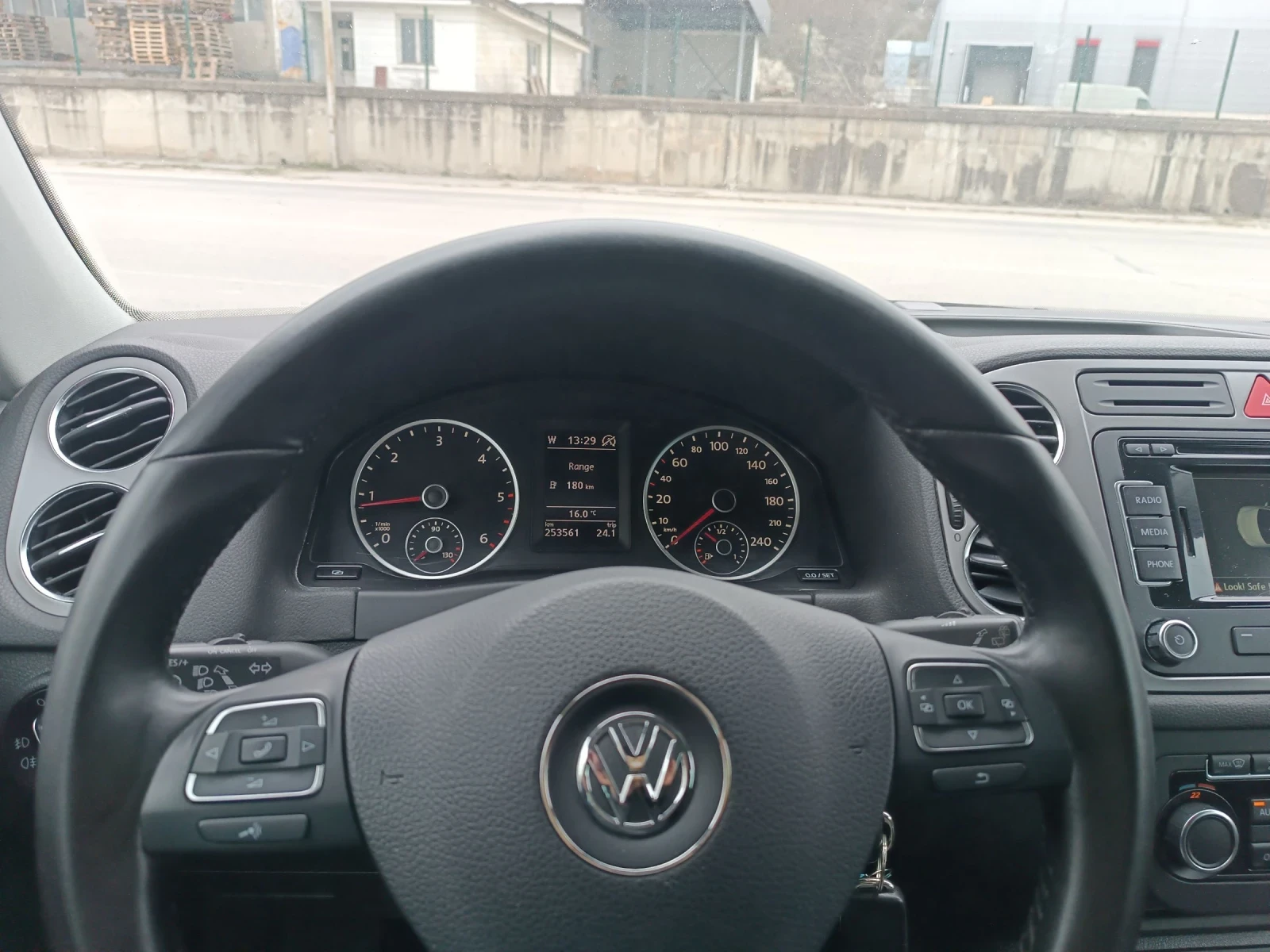 VW Tiguan, снимка 14 - Автомобили и джипове - 54056600