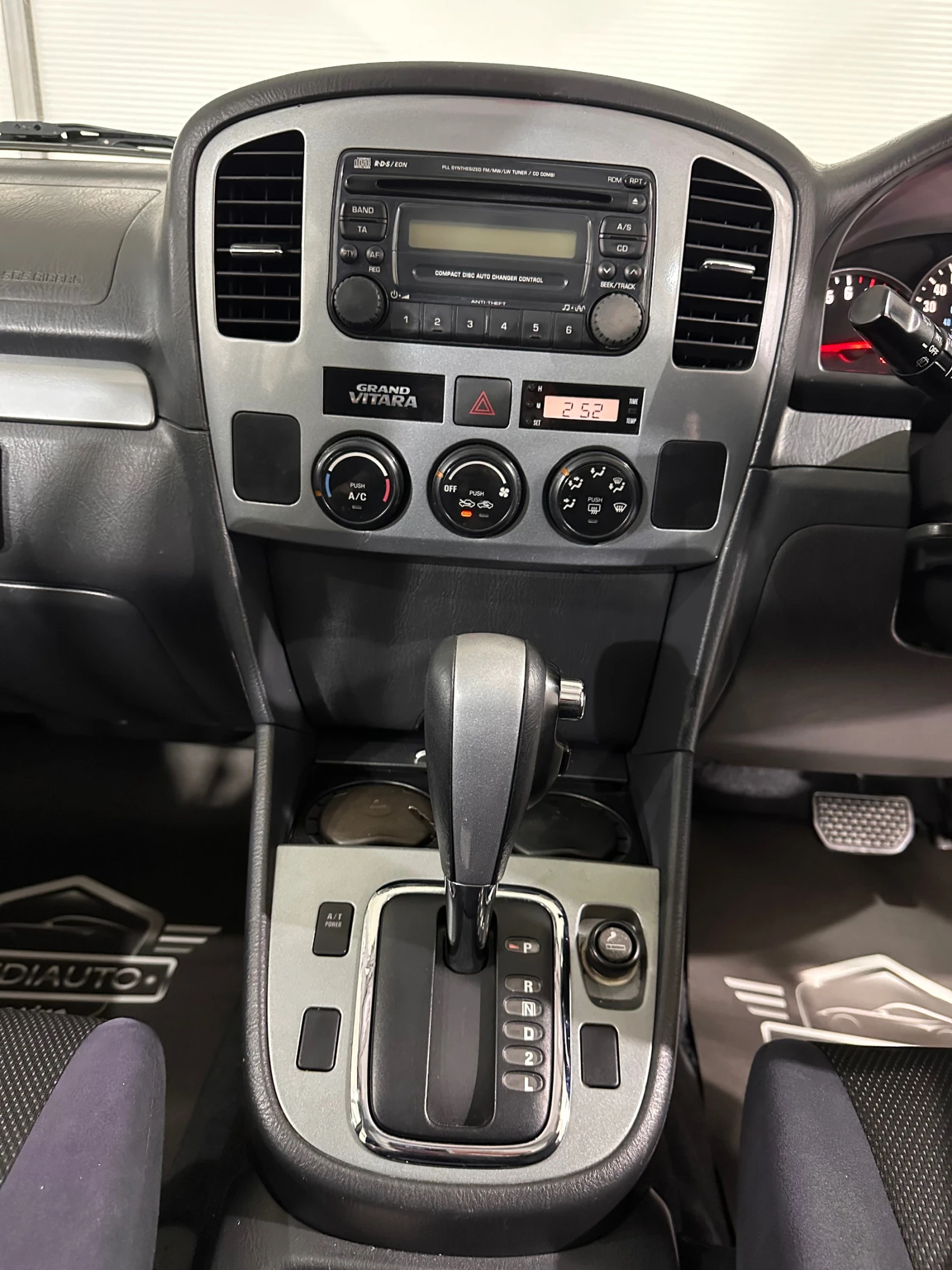 Suzuki Grand vitara 4x4, снимка 10 - Автомобили и джипове - 54379781