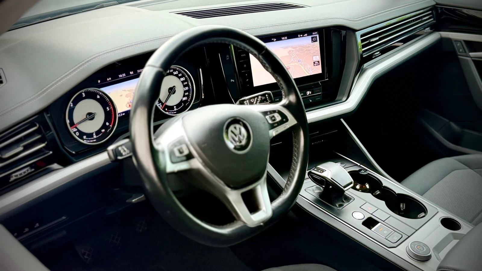 VW Touareg 3.0 TDI MATRIX Panorama, снимка 10 - Автомобили и джипове - 55376344