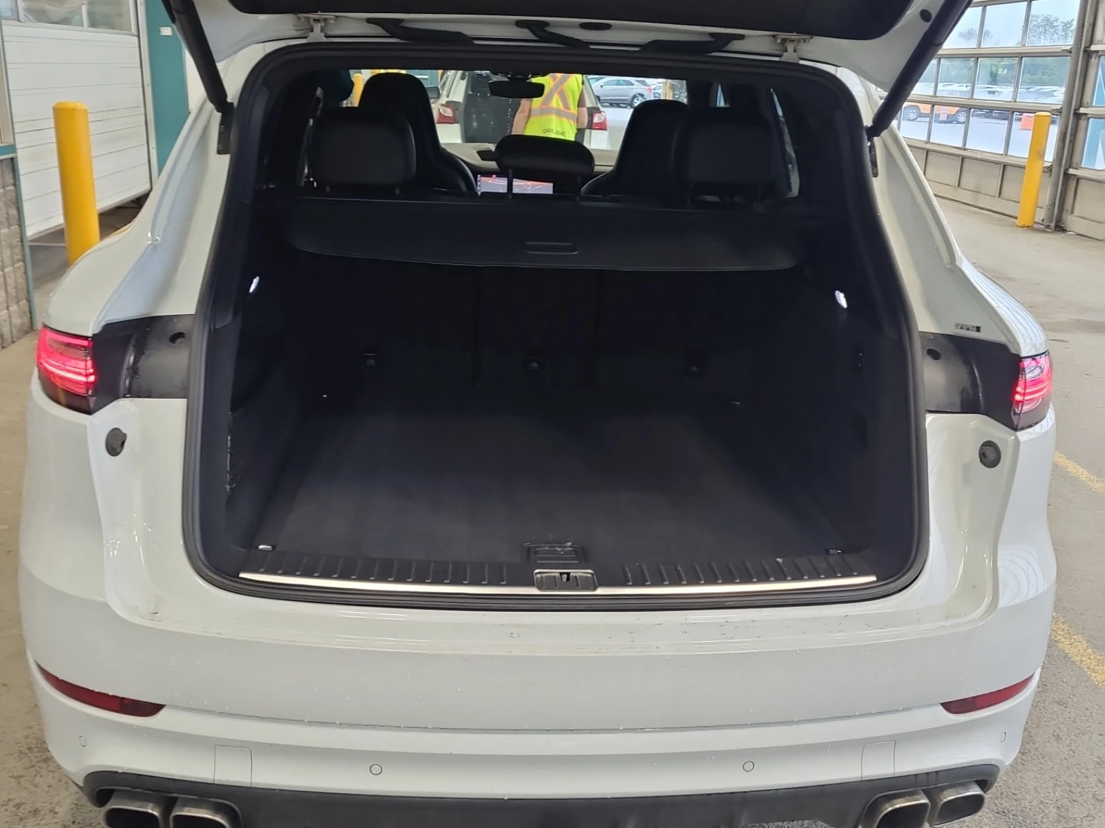 Porsche Cayenne * Turbo AWD * CARFAX * ОПЦИЯ ЗА ФИНАНСИРАНЕ * , снимка 17 - Автомобили и джипове - 55842583