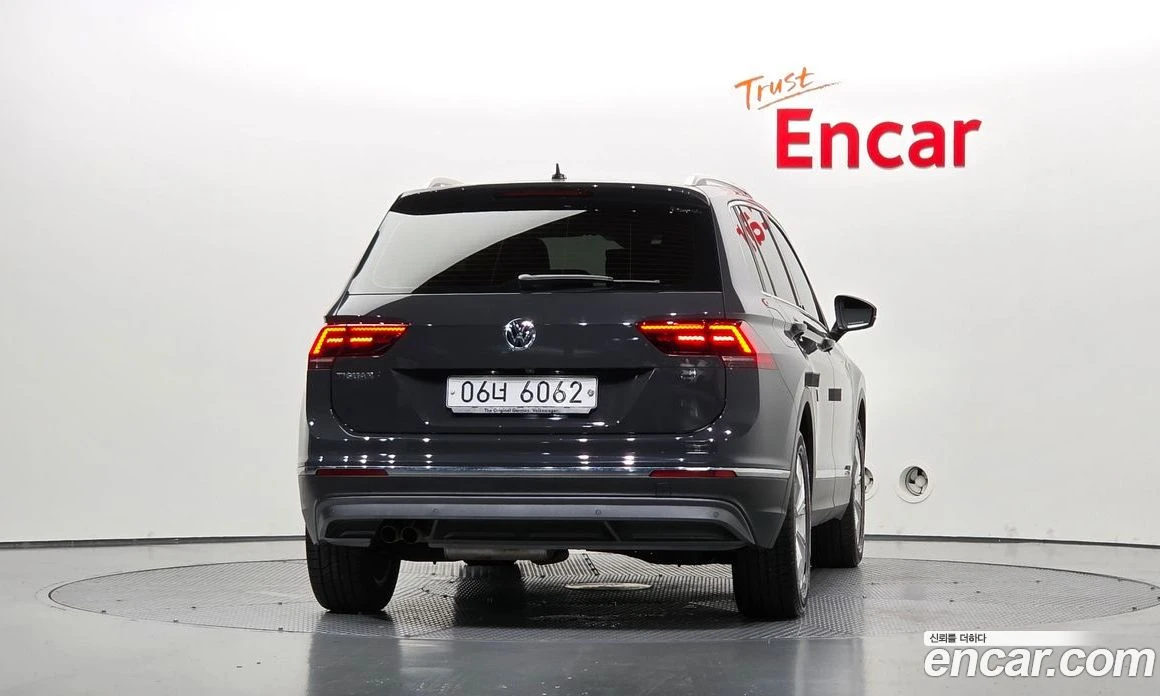 VW Tiguan 2.0 TDI Premium, снимка 4 - Автомобили и джипове - 56122249