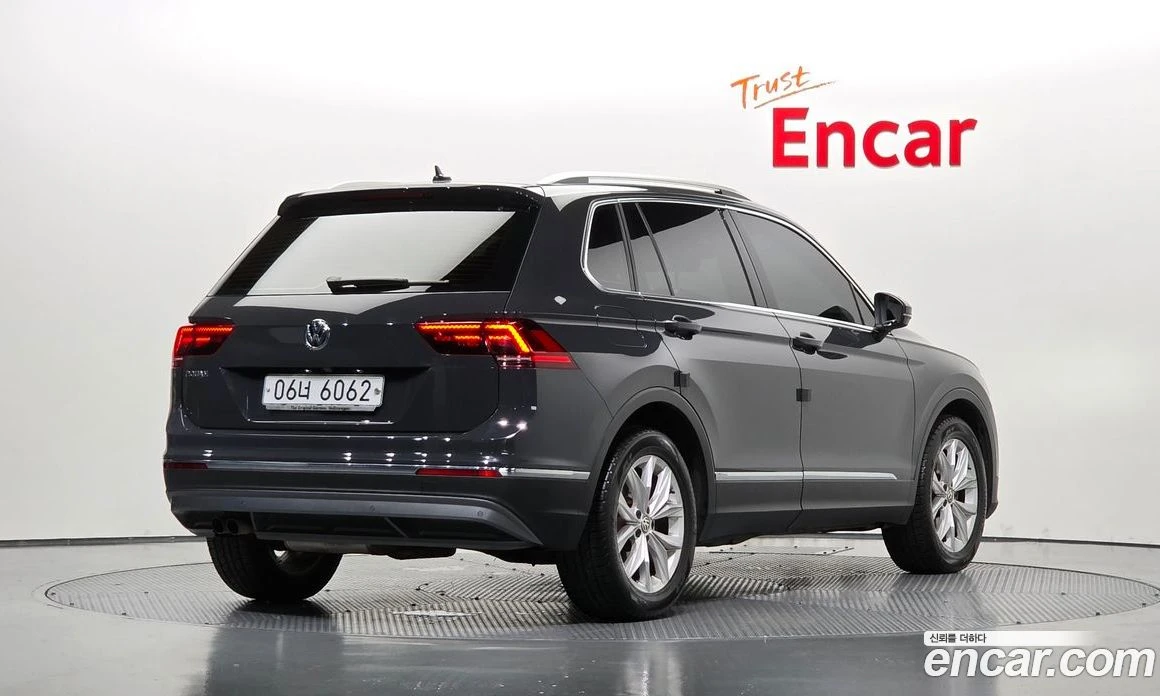 VW Tiguan 2.0 TDI Premium, снимка 2 - Автомобили и джипове - 56122249
