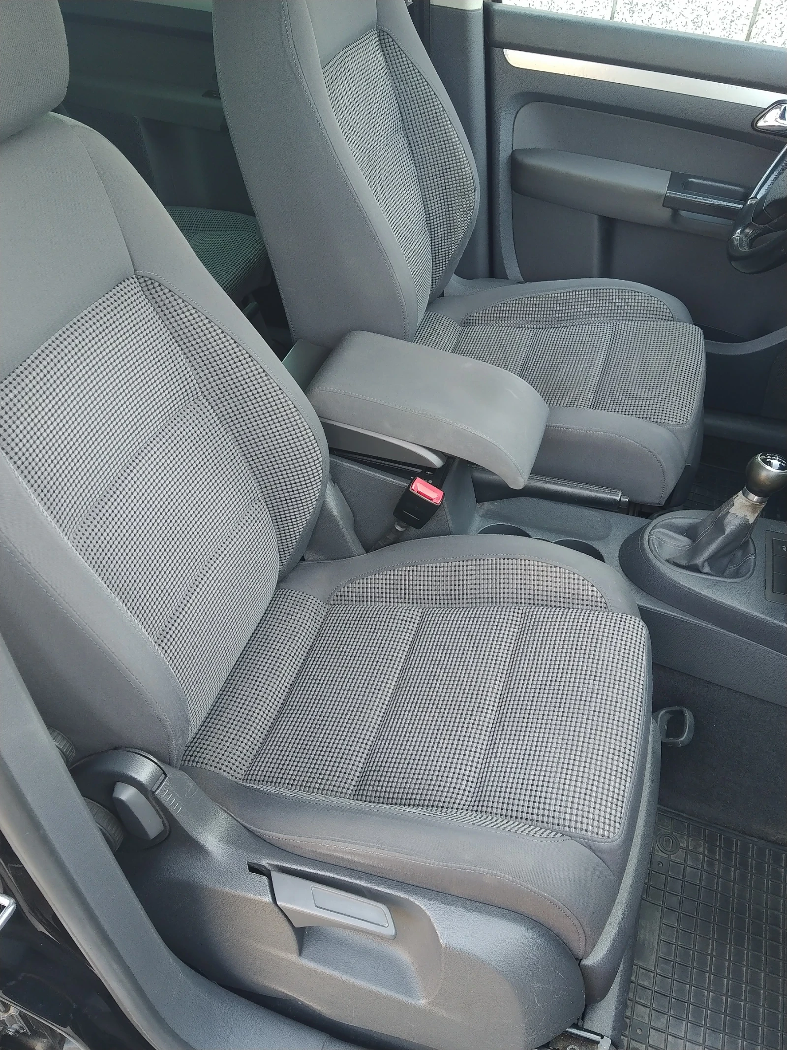 VW Touran, снимка 8 - Автомобили и джипове - 56447496