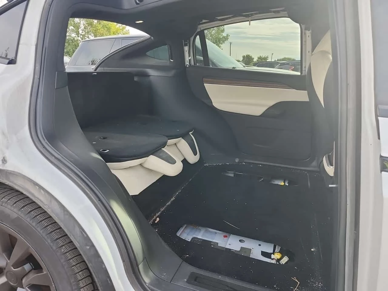 Tesla Model X * AWD * KEYLESS * ПОДГРЕВ * ОБДУХВАНЕ * , снимка 12 - Автомобили и джипове - 56480046
