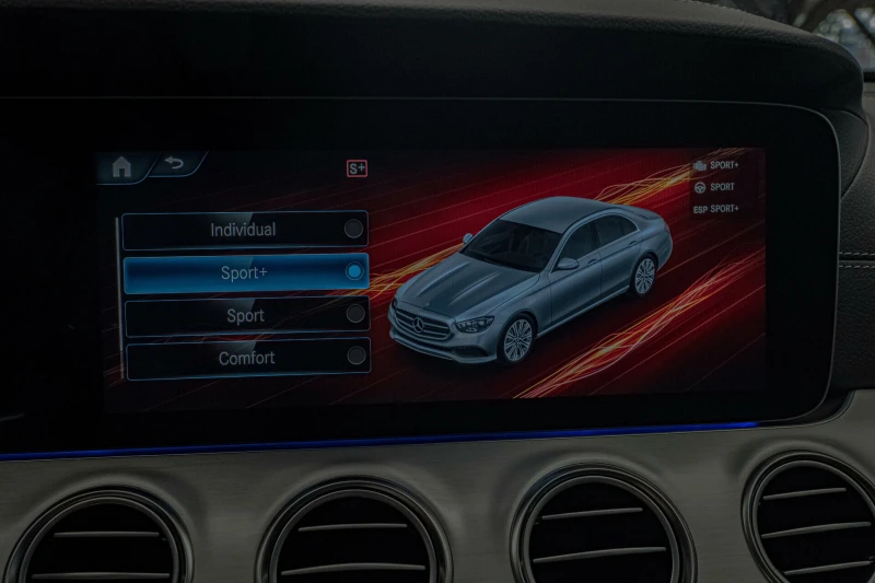 Mercedes-Benz E 200 AMG Line/Камера 360/MBUX/Dynamic/HuD/Collision , снимка 10 - Автомобили и джипове - 51253552