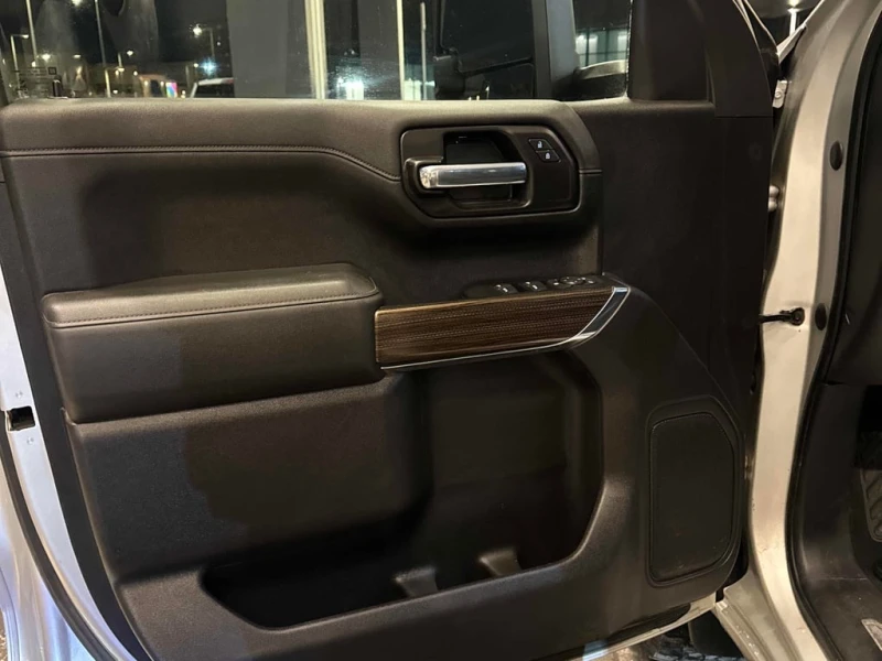 Chevrolet Silverado * LT * CARFAX * БЕЗ ПЪРВОНАЧАЛНА ВНОСКА, снимка 16 - Автомобили и джипове - 53219317