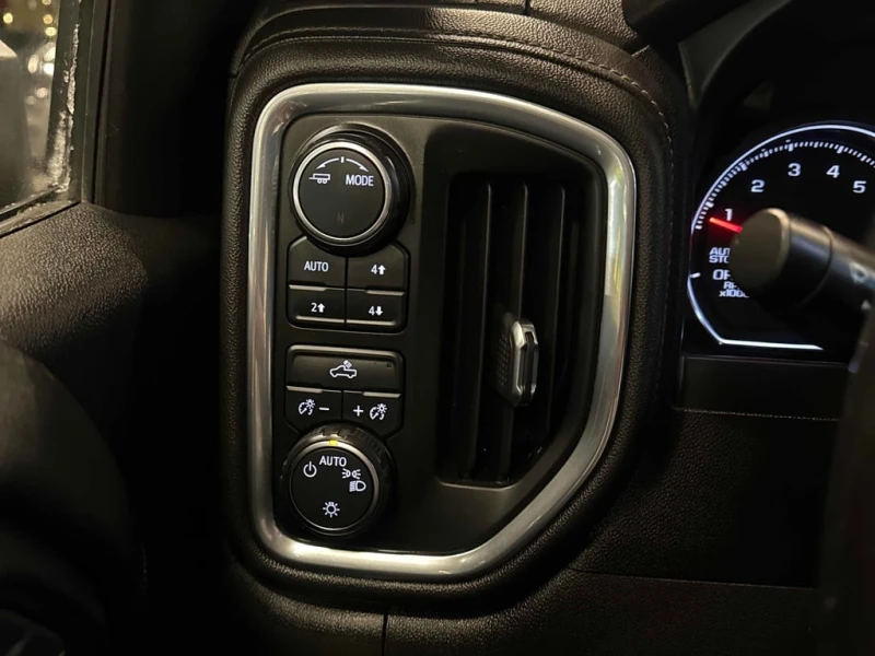 Chevrolet Silverado * LT * CARFAX * БЕЗ ПЪРВОНАЧАЛНА ВНОСКА, снимка 13 - Автомобили и джипове - 53219317