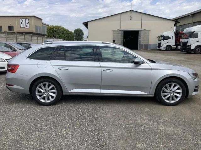 Skoda Superb 2.0 TDI Style, снимка 3 - Автомобили и джипове - 55540367