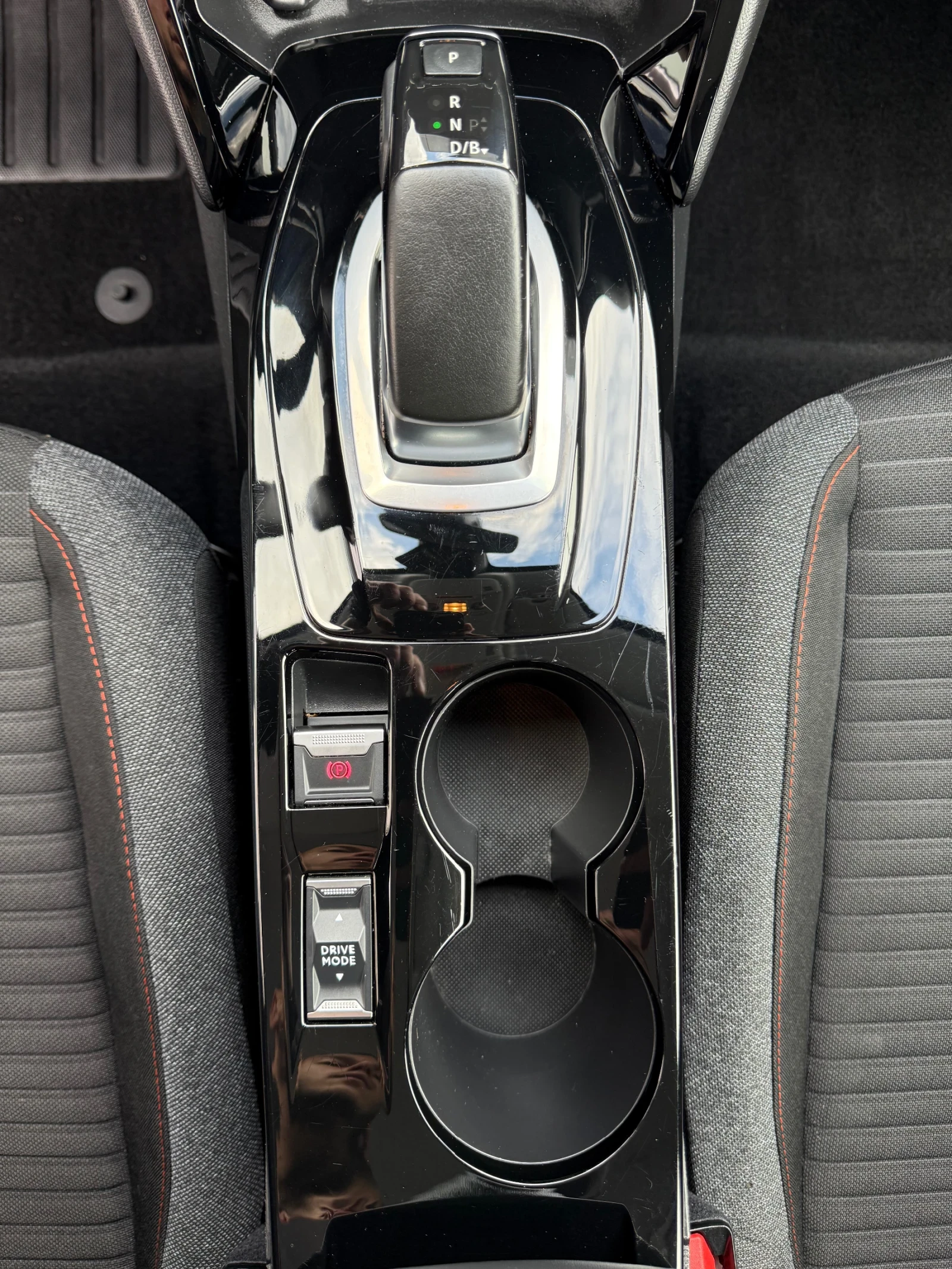 Peugeot 208 e/50kWh* FULL LED* NAVI* COC* KTEO, снимка 14 - Автомобили и джипове - 54311896