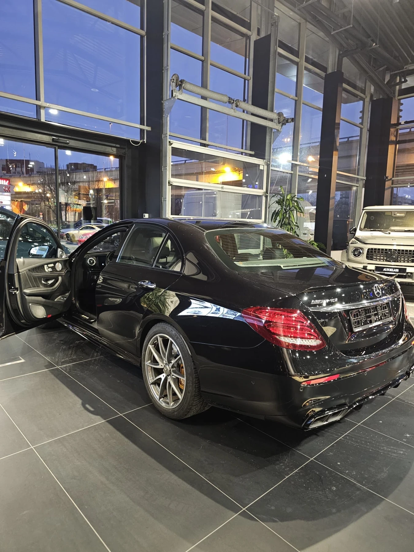 Mercedes-Benz E 63 AMG S | Ceramic | 3D Burmester | Panorama, снимка 8 - Автомобили и джипове - 55475413