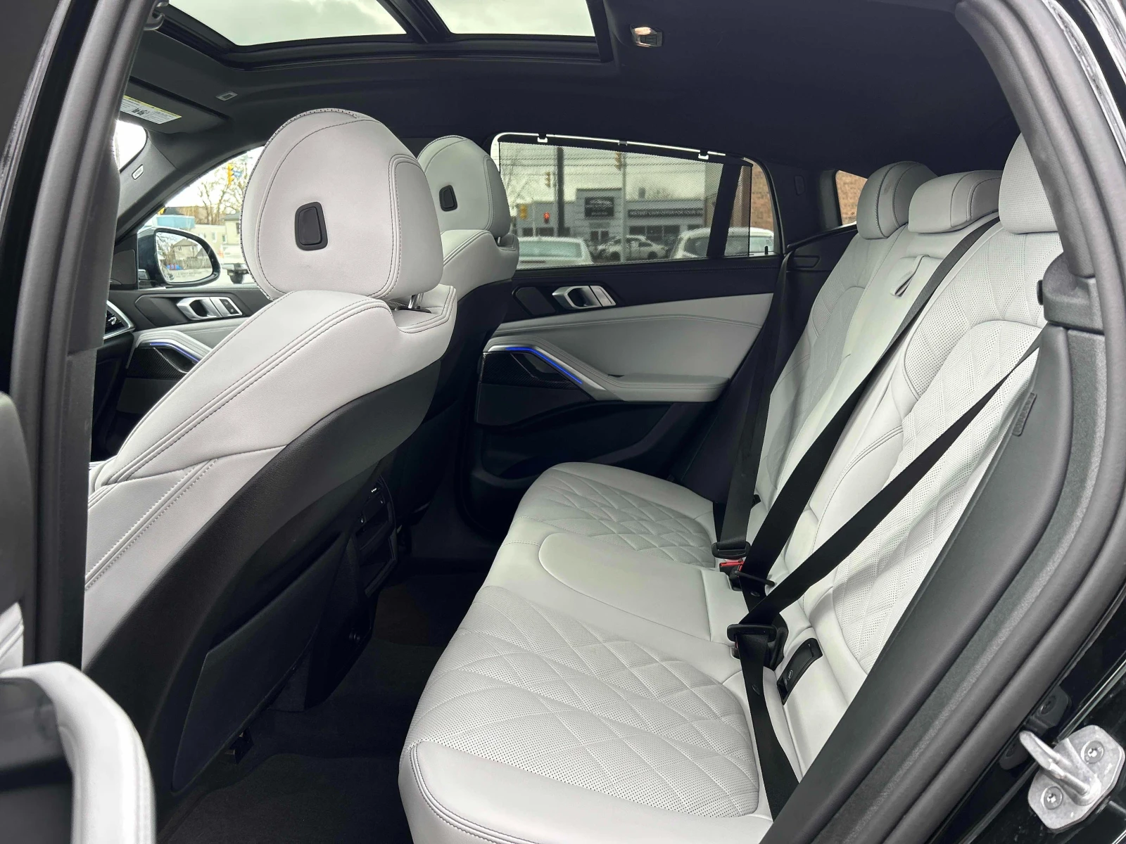 BMW X6 xDrive40i/HARMAN KARDON/HUD/360 CAM/DIS/AMBIENT, снимка 11 - Автомобили и джипове - 53842420