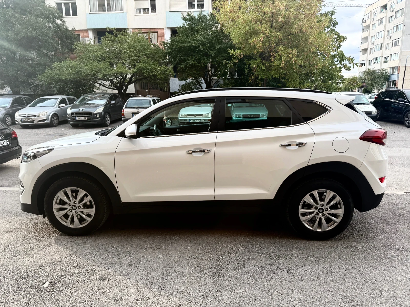 Hyundai Tucson 2.0CRDI Швейцария 4WD, снимка 7 - Автомобили и джипове - 56292998
