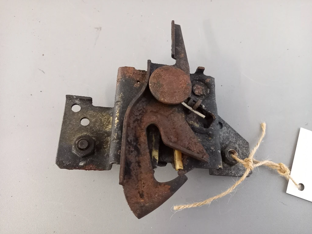 Брава преден капак Мазда 2 (3)