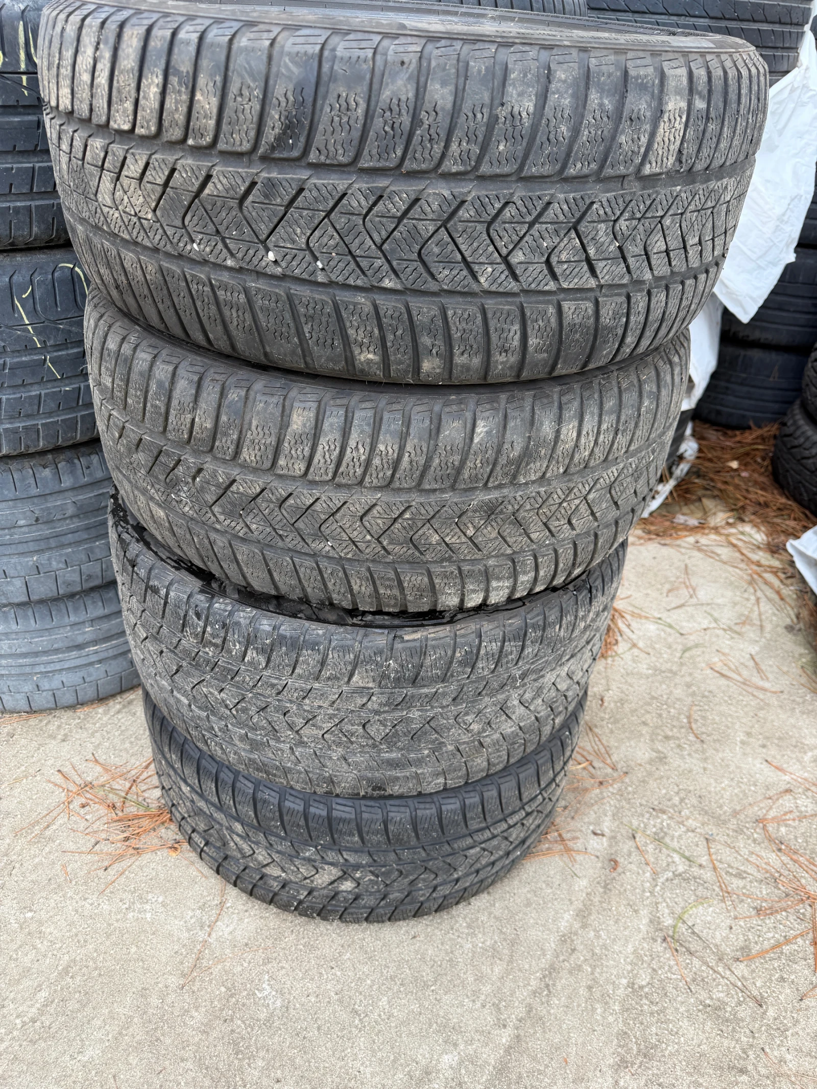 Гуми Зимни 245/40R20, снимка 4 - Гуми и джанти - 56643480