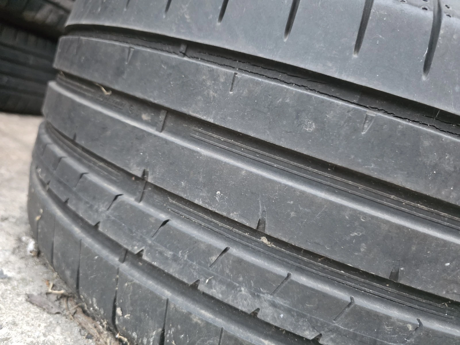 Гуми Летни 225/35R19, снимка 2 - Гуми и джанти - 56687774
