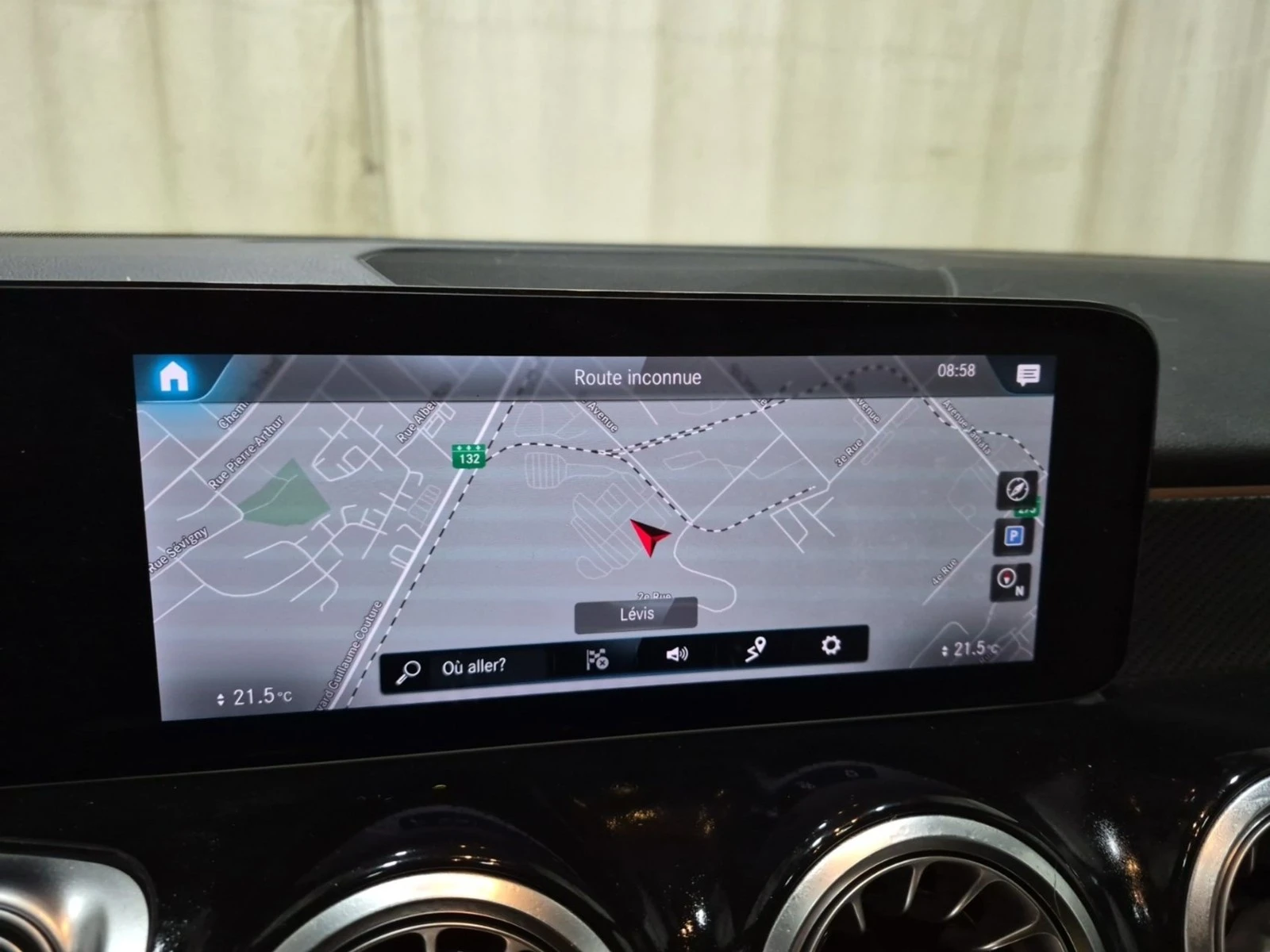 Mercedes-Benz GLB AMG Line* MULTIBEAM LED* Driving Assistance, снимка 13 - Автомобили и джипове - 56298906