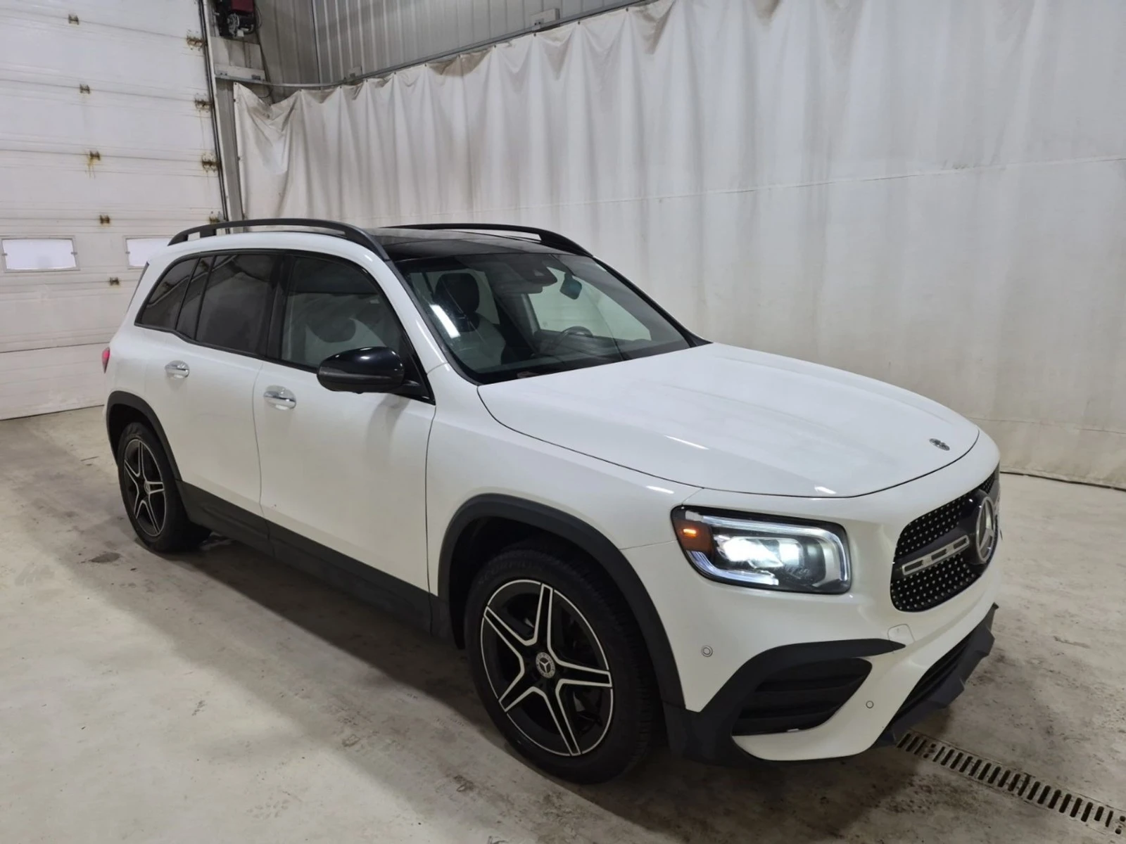 Mercedes-Benz GLB AMG Line* MULTIBEAM LED* Driving Assistance, снимка 2 - Автомобили и джипове - 56298906