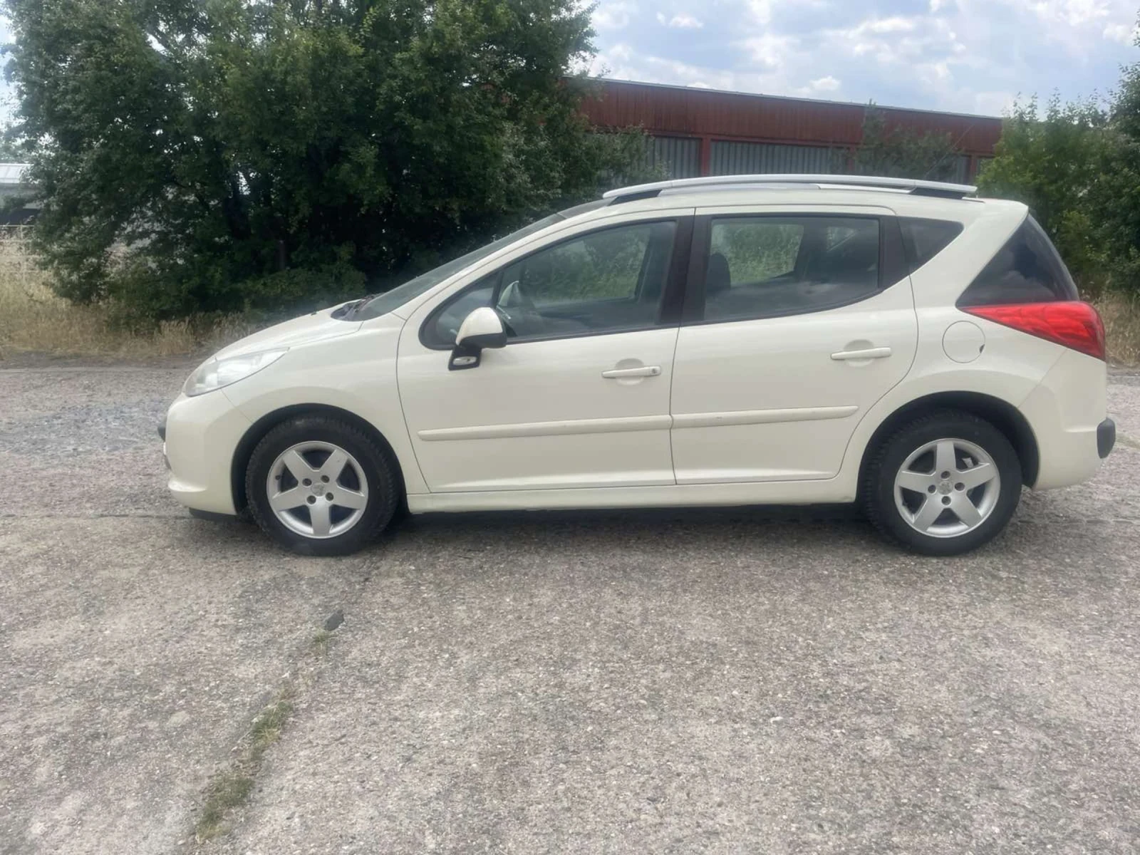 Peugeot 207 1.4i 75ks klima - изображение 2
