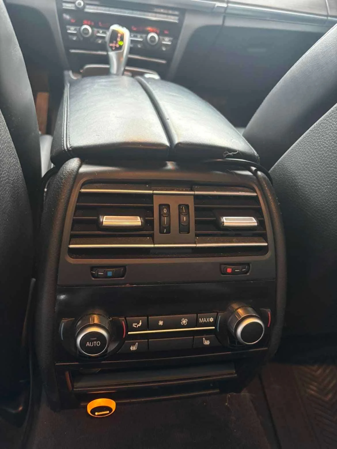 BMW 750 * 4dr Sdn xDrive AWD * CARFAX * ЦЕНА ДО БГ, снимка 8 - Автомобили и джипове - 53961142