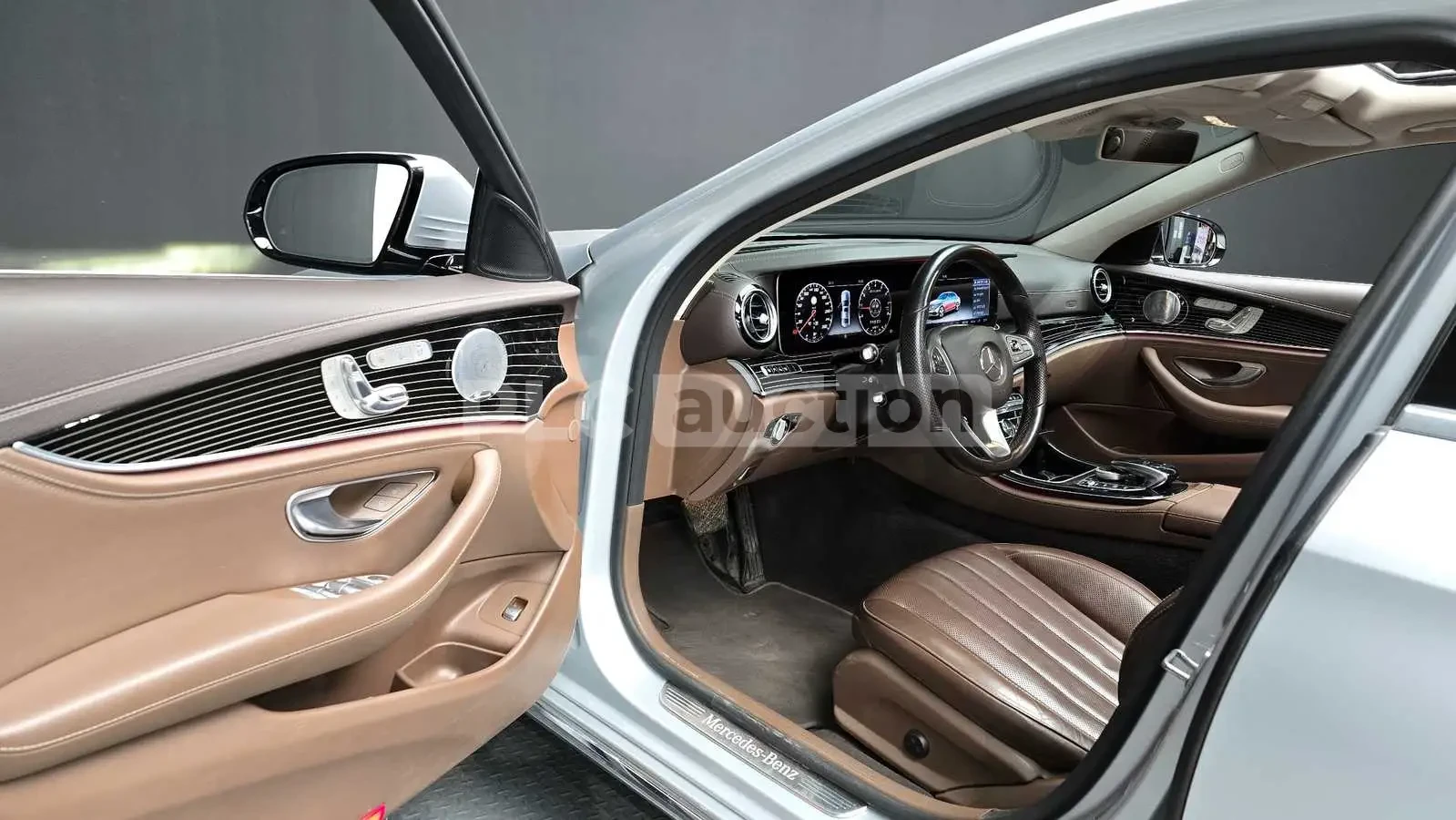 Mercedes-Benz E 400 4MATIC| BURMASTER| 360| HUD| DIST| ВКЛ.ТЕХНОТЕСТ, снимка 4 - Автомобили и джипове - 55030769