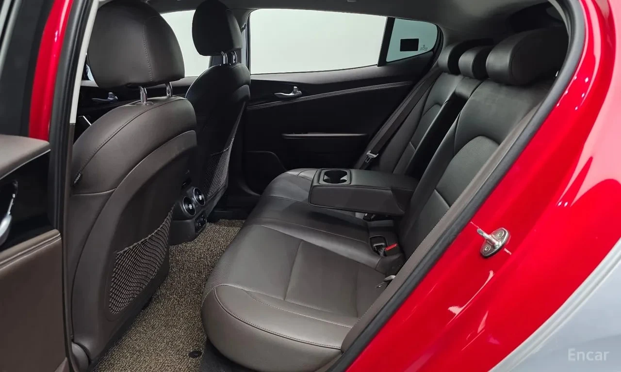 Kia Stinger 3.3 Turbo AWD | АВТОФИНАНСИРАНЕ, снимка 12 - Автомобили и джипове - 56122362