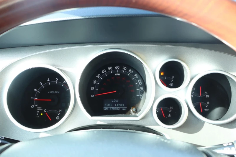 Toyota Sequoia 5.7 V8 Platinum, снимка 4 - Автомобили и джипове - 53524443