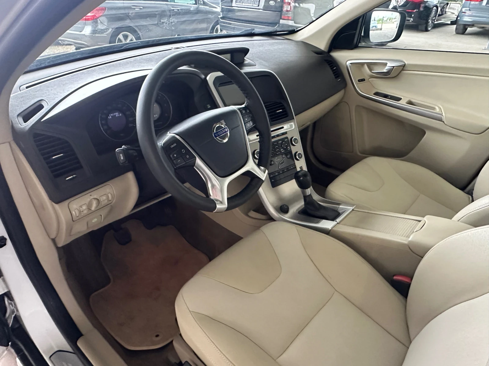 Volvo XC60 2.4D* 175ps* 4x4* 6ск* НАВИ* ПАНО, снимка 10 - Автомобили и джипове - 54342151