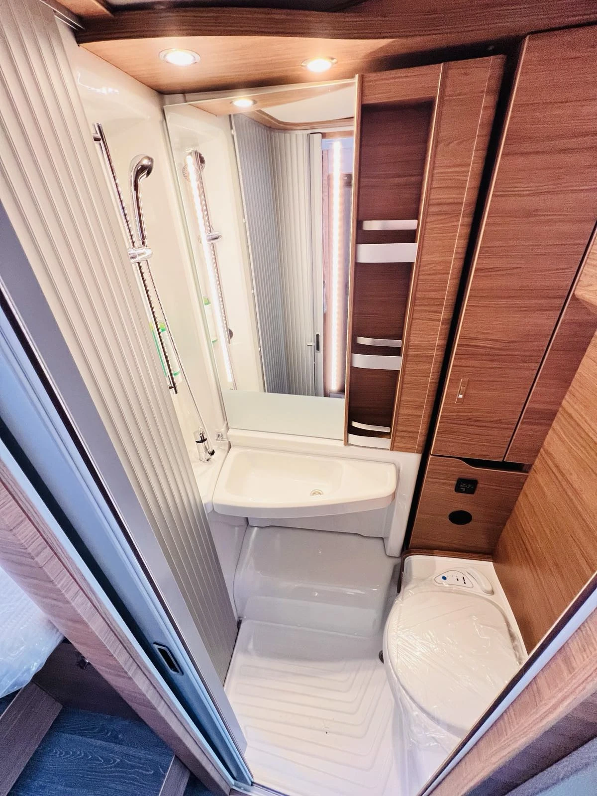 Кемпер Knaus VAN WAVE 640 VW Vansation Automatik, снимка 17 - Каравани и кемпери - 53773556