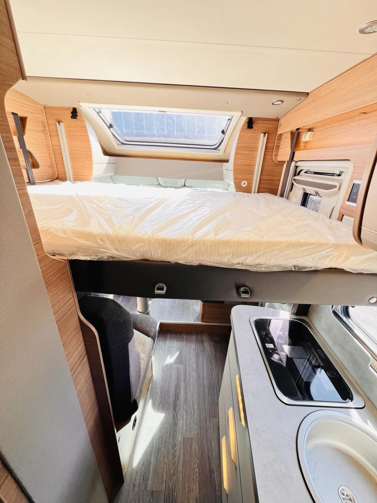 Кемпер Knaus VAN WAVE 640 VW Vansation Automatik, снимка 13 - Каравани и кемпери - 53773556