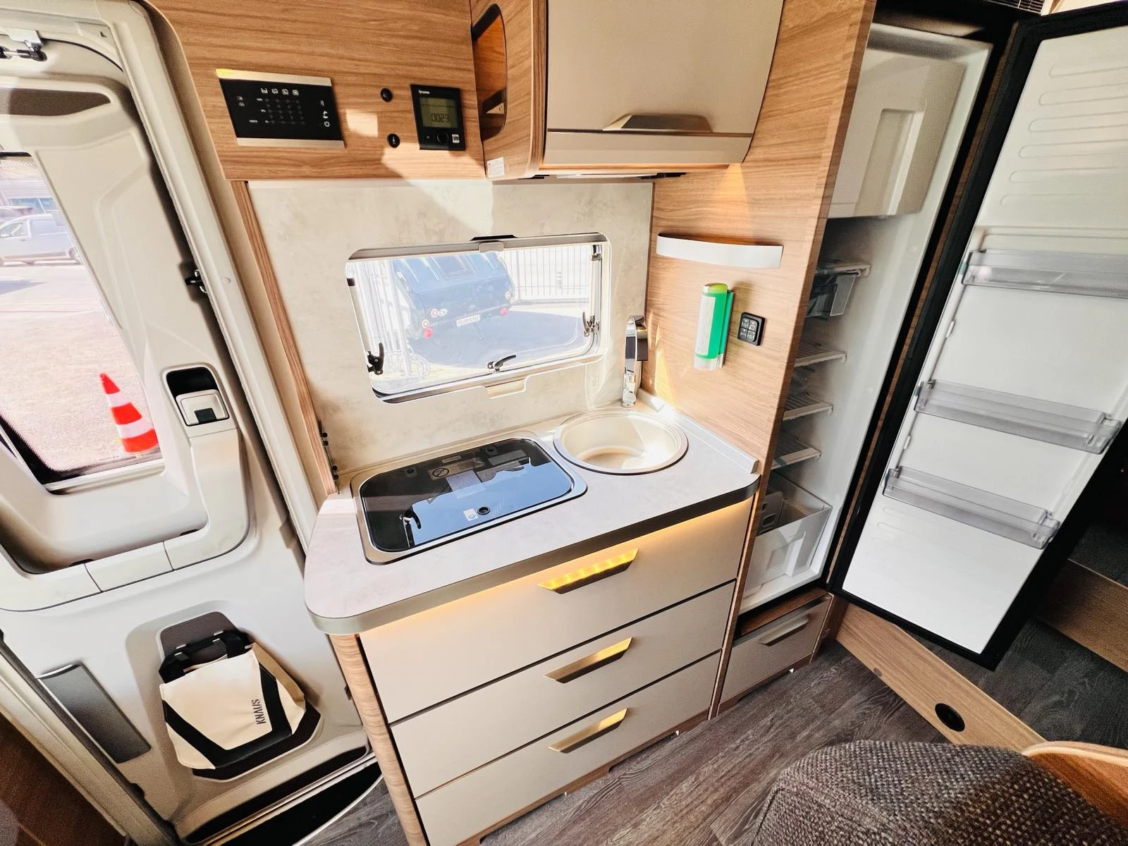 Кемпер Knaus VAN WAVE 640 VW Vansation Automatik, снимка 11 - Каравани и кемпери - 53773556