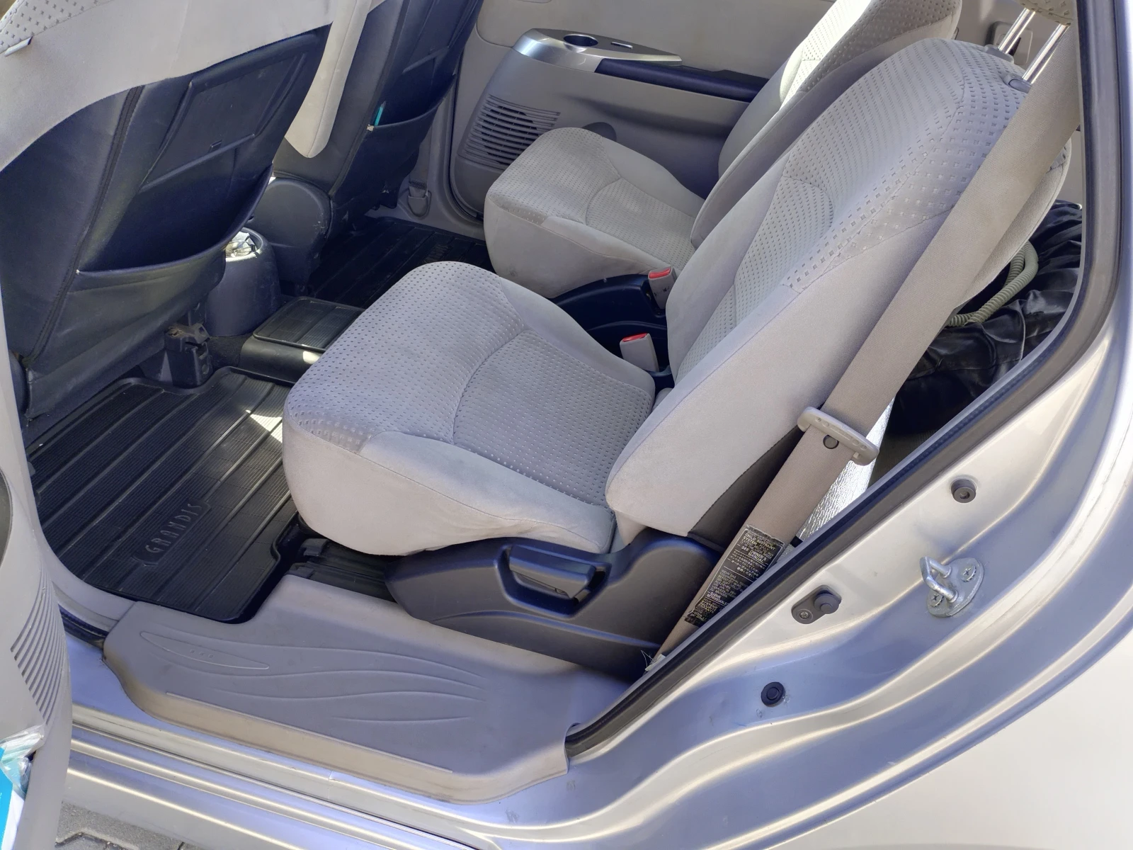 Mitsubishi Grandis 2.4mivec Газ, снимка 8 - Автомобили и джипове - 54659875