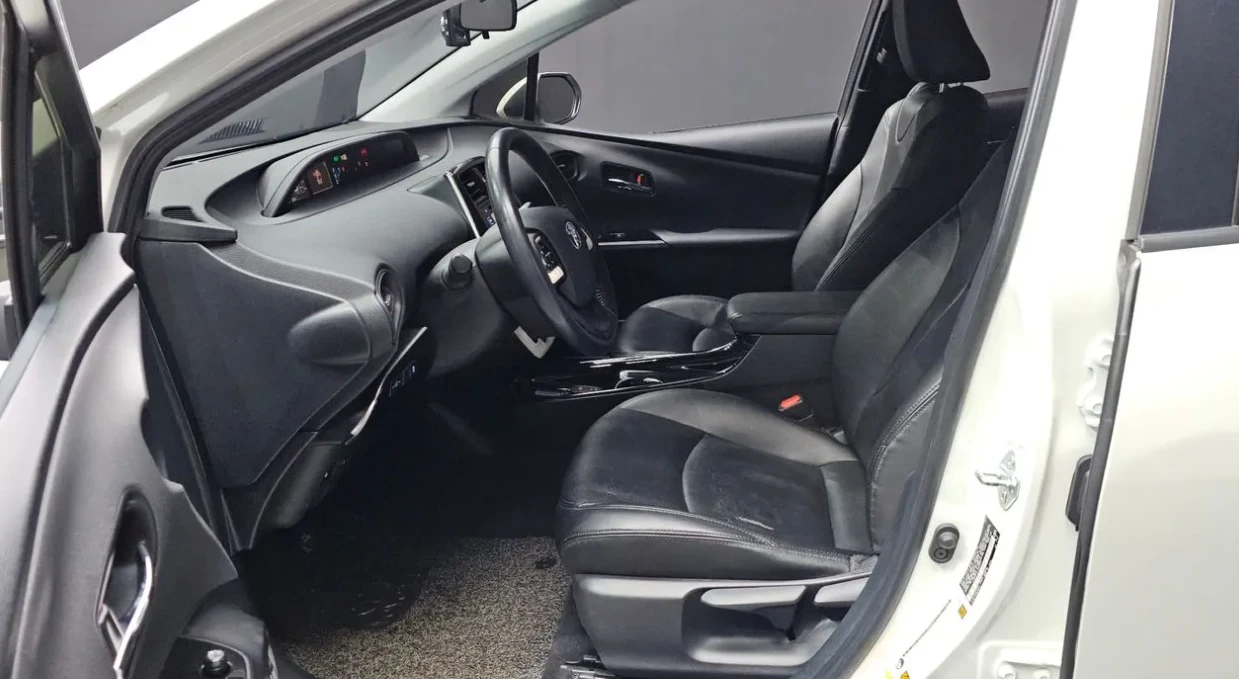 Toyota Prius 1.8 Хибрид, снимка 9 - Автомобили и джипове - 55128593