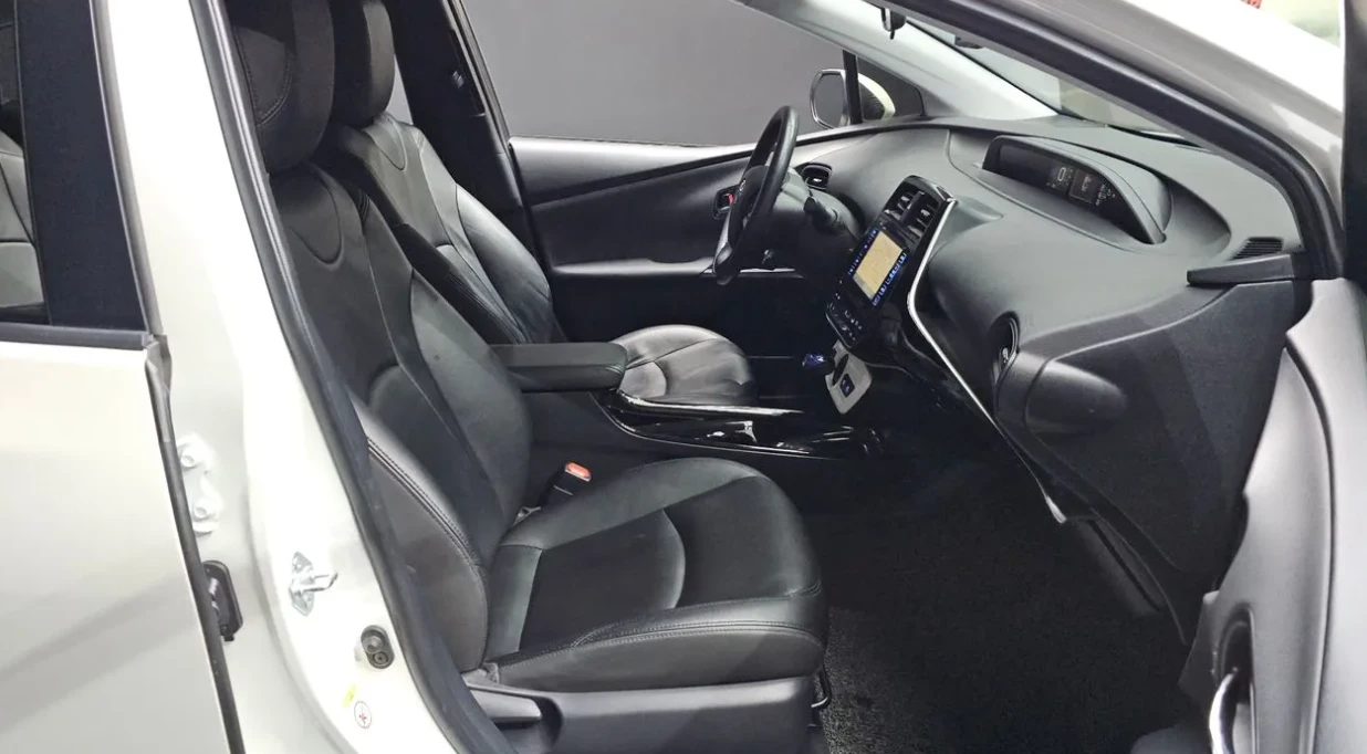 Toyota Prius 1.8 Хибрид, снимка 10 - Автомобили и джипове - 55128593