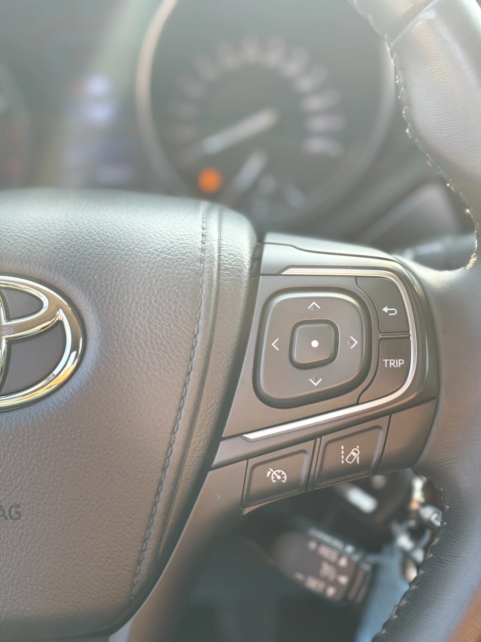 Toyota Avensis 1.8 бензин ТОП! С ГАРАНЦИЯ! , снимка 16 - Автомобили и джипове - 55909664