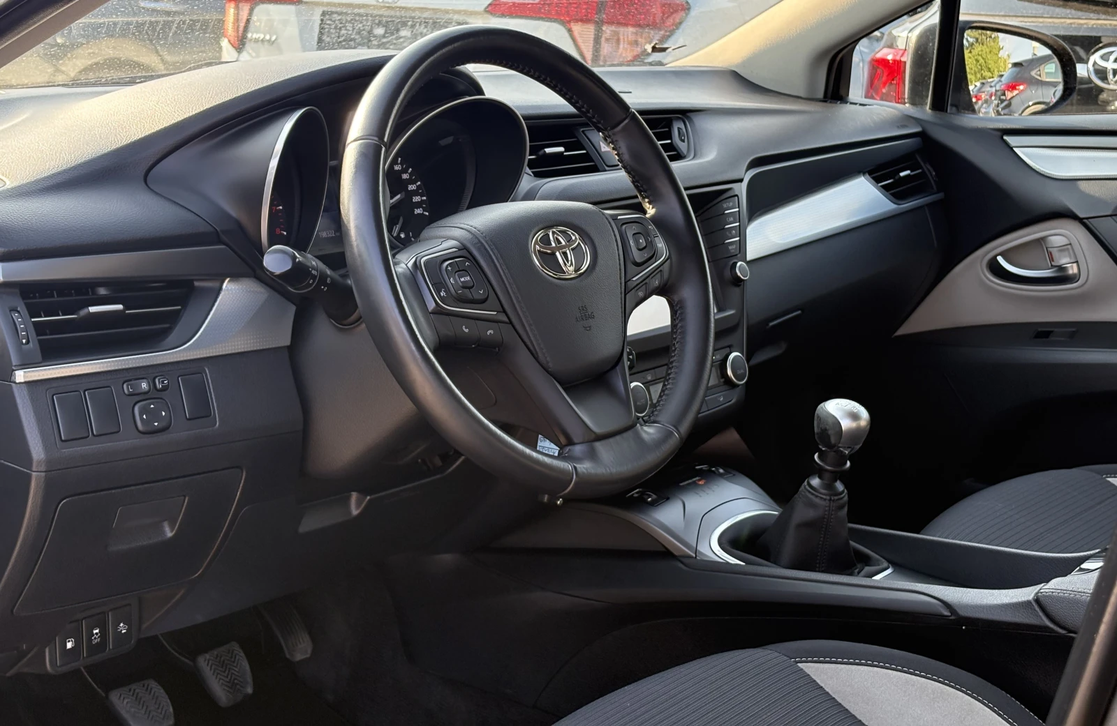 Toyota Avensis 1.8 бензин ТОП! С ГАРАНЦИЯ! , снимка 8 - Автомобили и джипове - 55909664