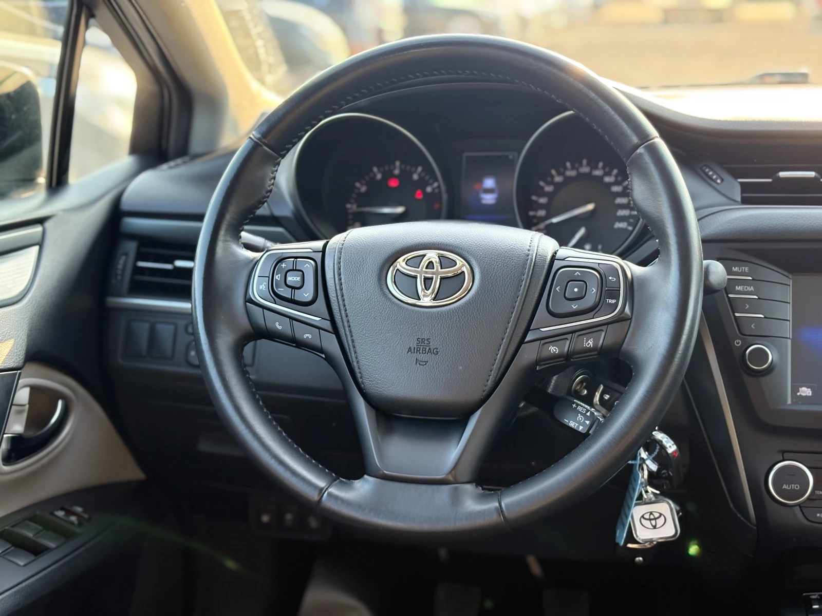 Toyota Avensis 1.8 бензин ТОП! С ГАРАНЦИЯ! , снимка 9 - Автомобили и джипове - 55909664