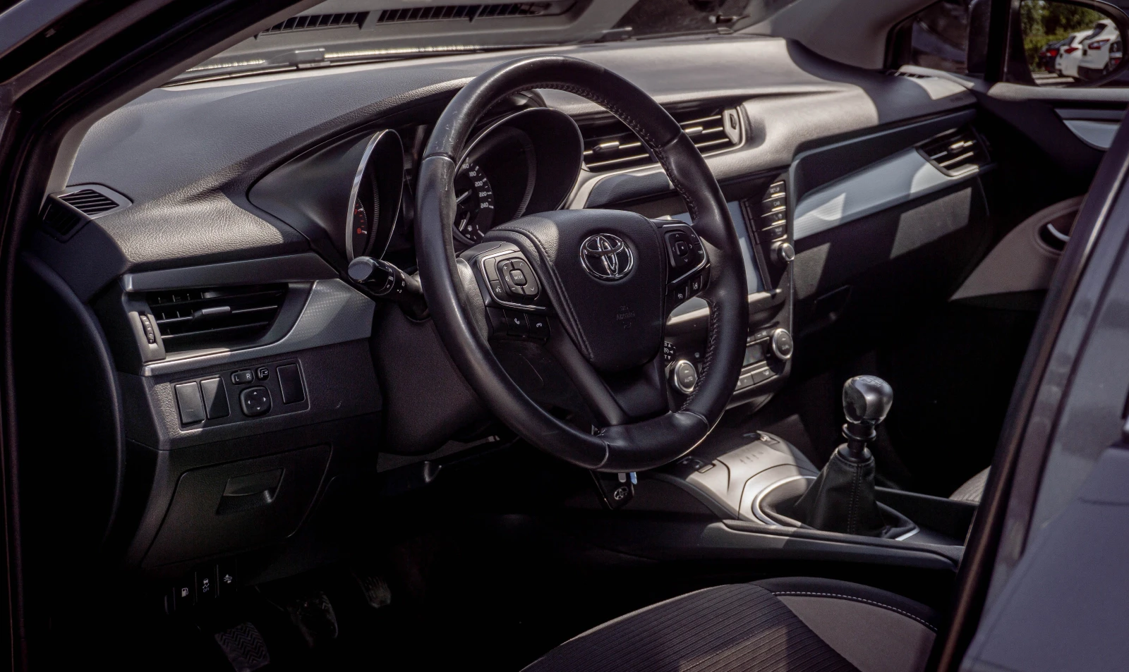 Toyota Avensis 1.8 бензин ТОП! С ГАРАНЦИЯ! , снимка 7 - Автомобили и джипове - 55997759