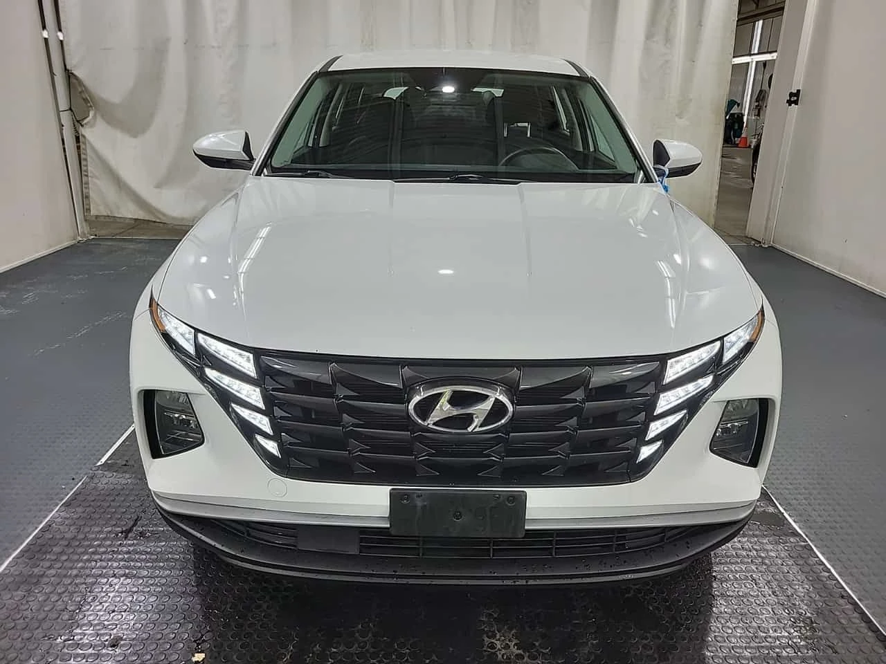 Hyundai Tucson * ESSENTIAL * CARFAX * ЦЕНА ДО БГ, снимка 2 - Автомобили и джипове - 55472246
