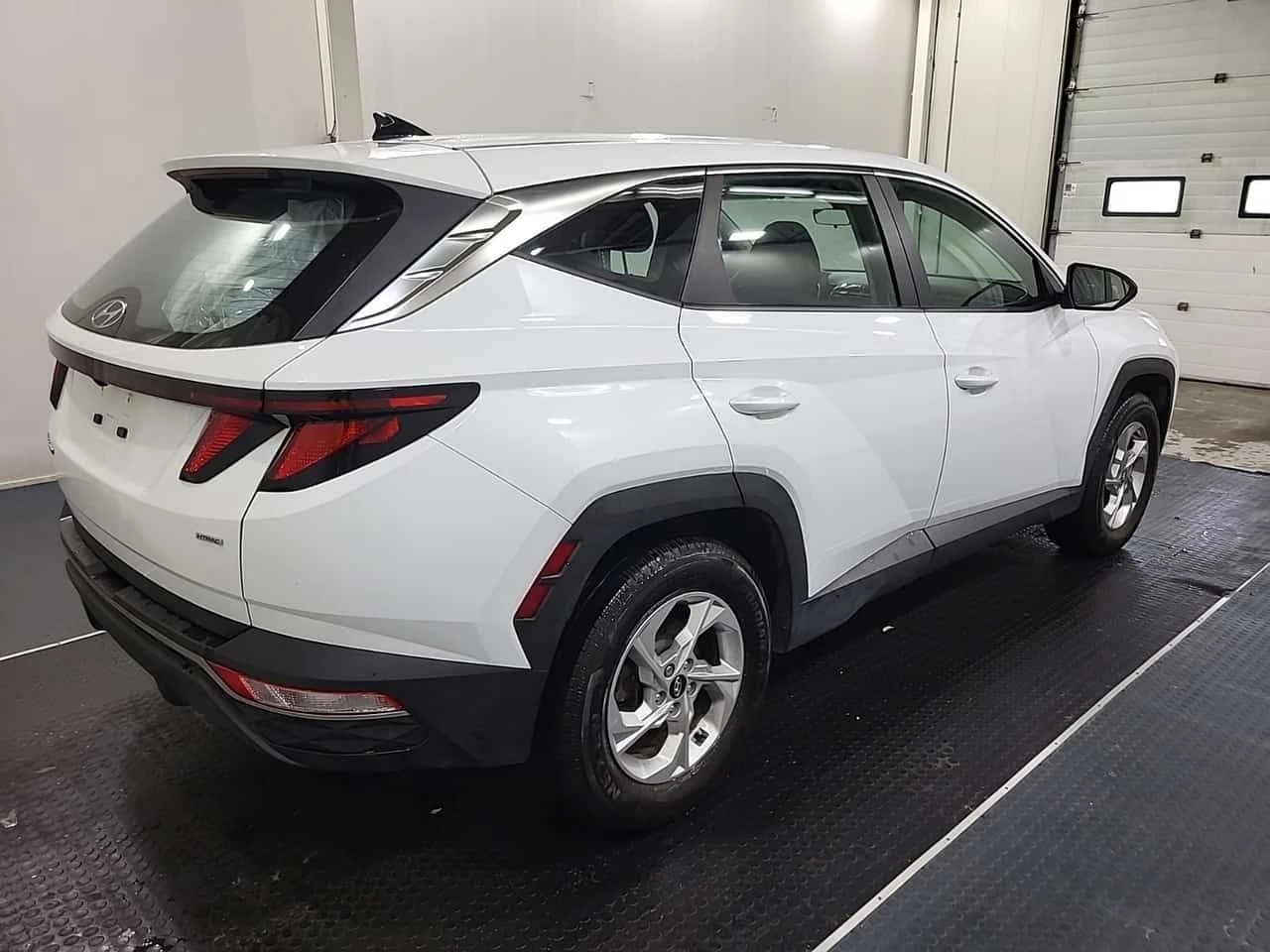 Hyundai Tucson * ESSENTIAL * CARFAX * ЦЕНА ДО БГ, снимка 4 - Автомобили и джипове - 55472246
