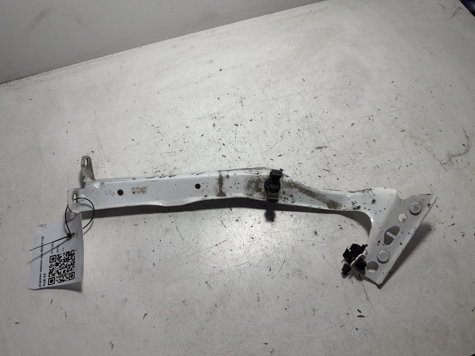 държач калник ляв 8K0821135  Audi A4