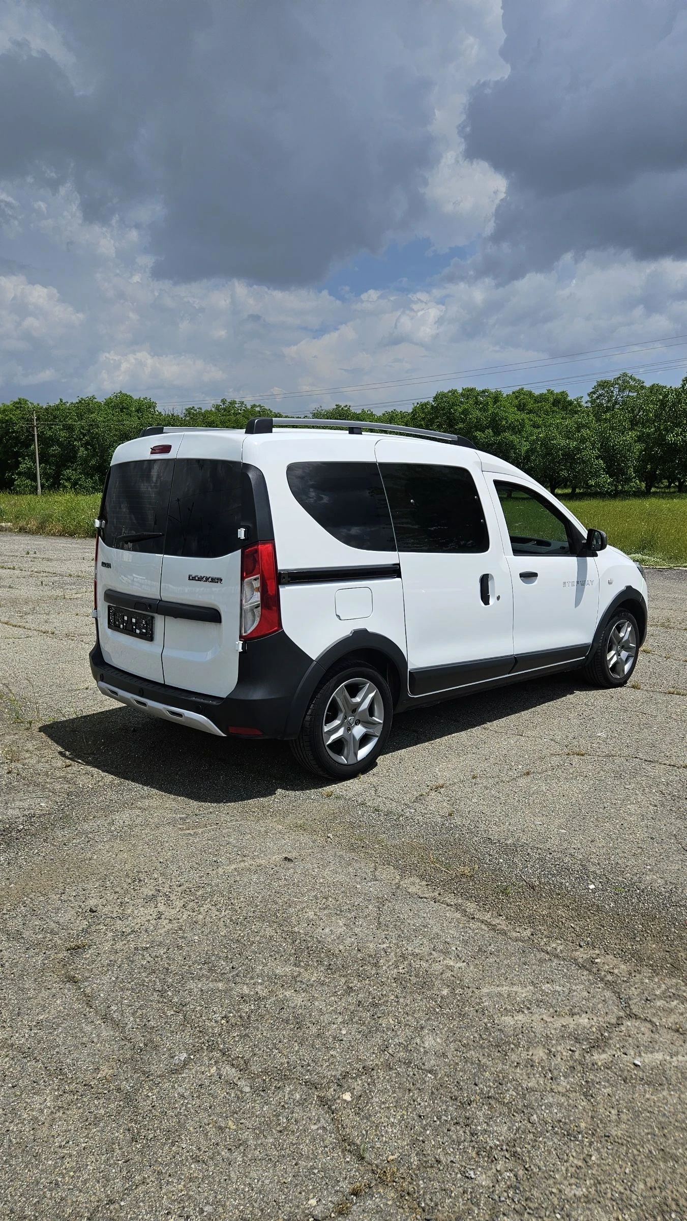Dacia Dokker 1.6 SCe / Фабрична Газ, снимка 4 - Автомобили и джипове - 54835198