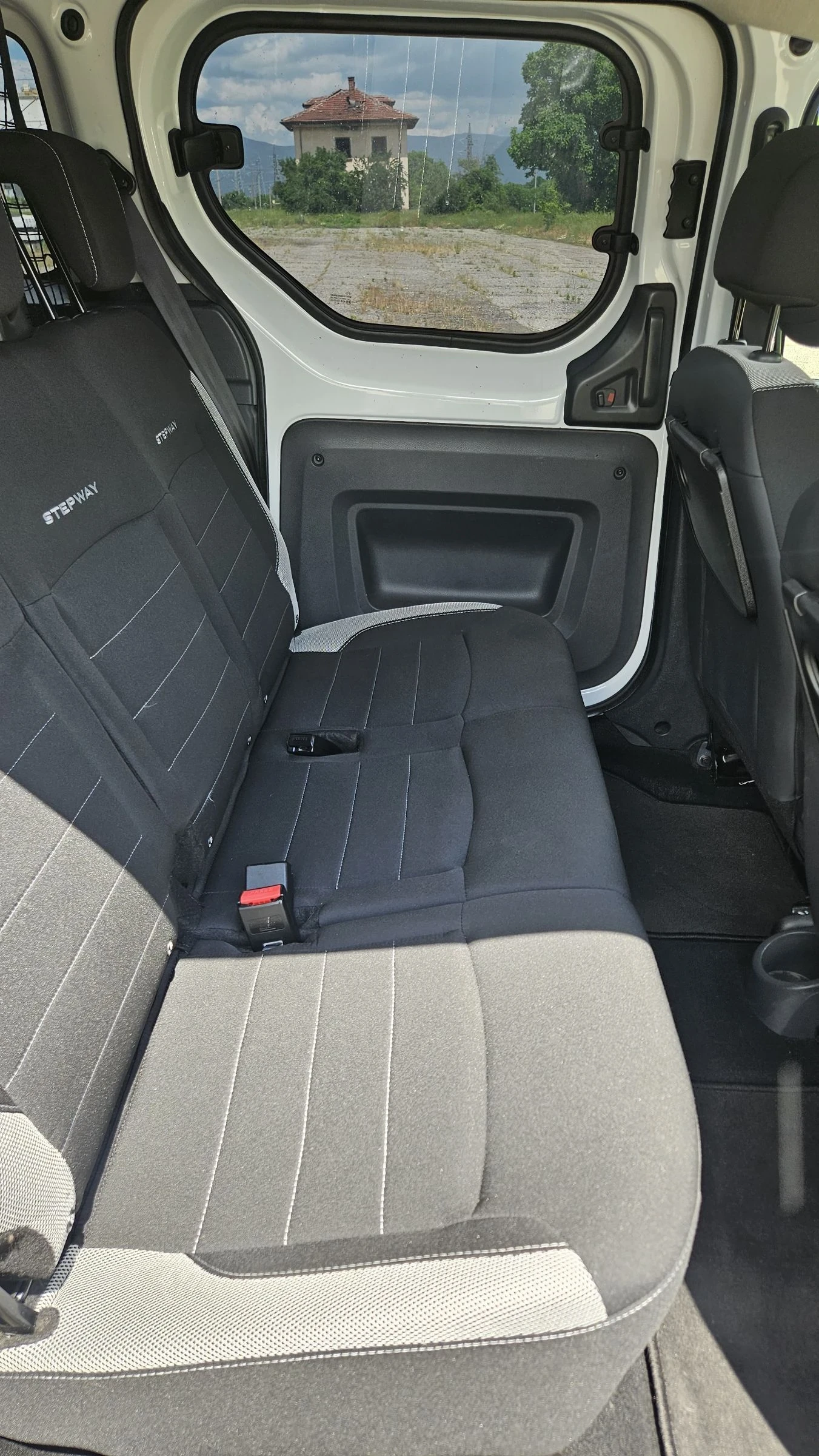 Dacia Dokker 1.6 SCe / Фабрична Газ, снимка 9 - Автомобили и джипове - 54835198
