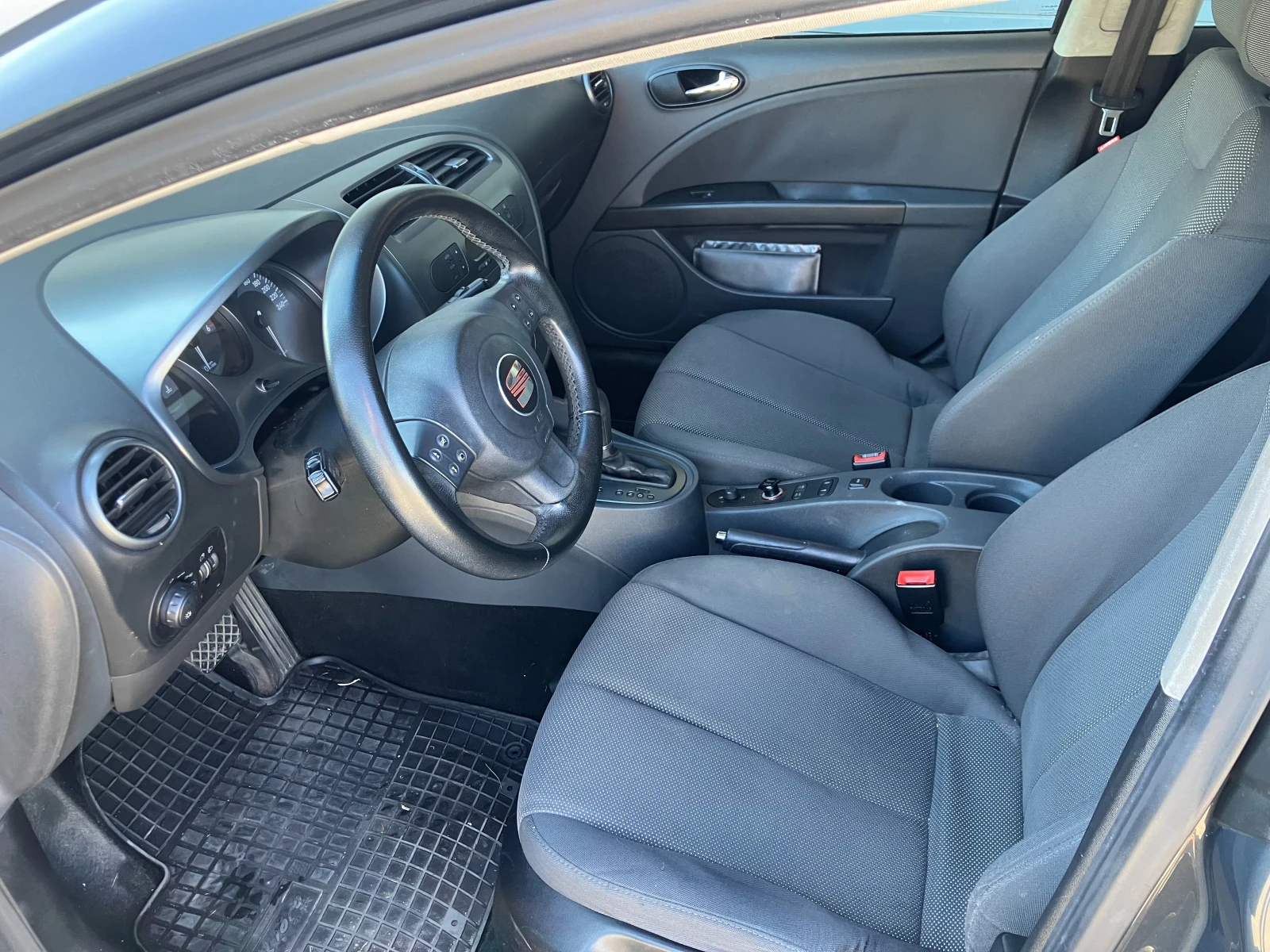 Seat Leon 2.0 TDI Automatic, снимка 8 - Автомобили и джипове - 56068878