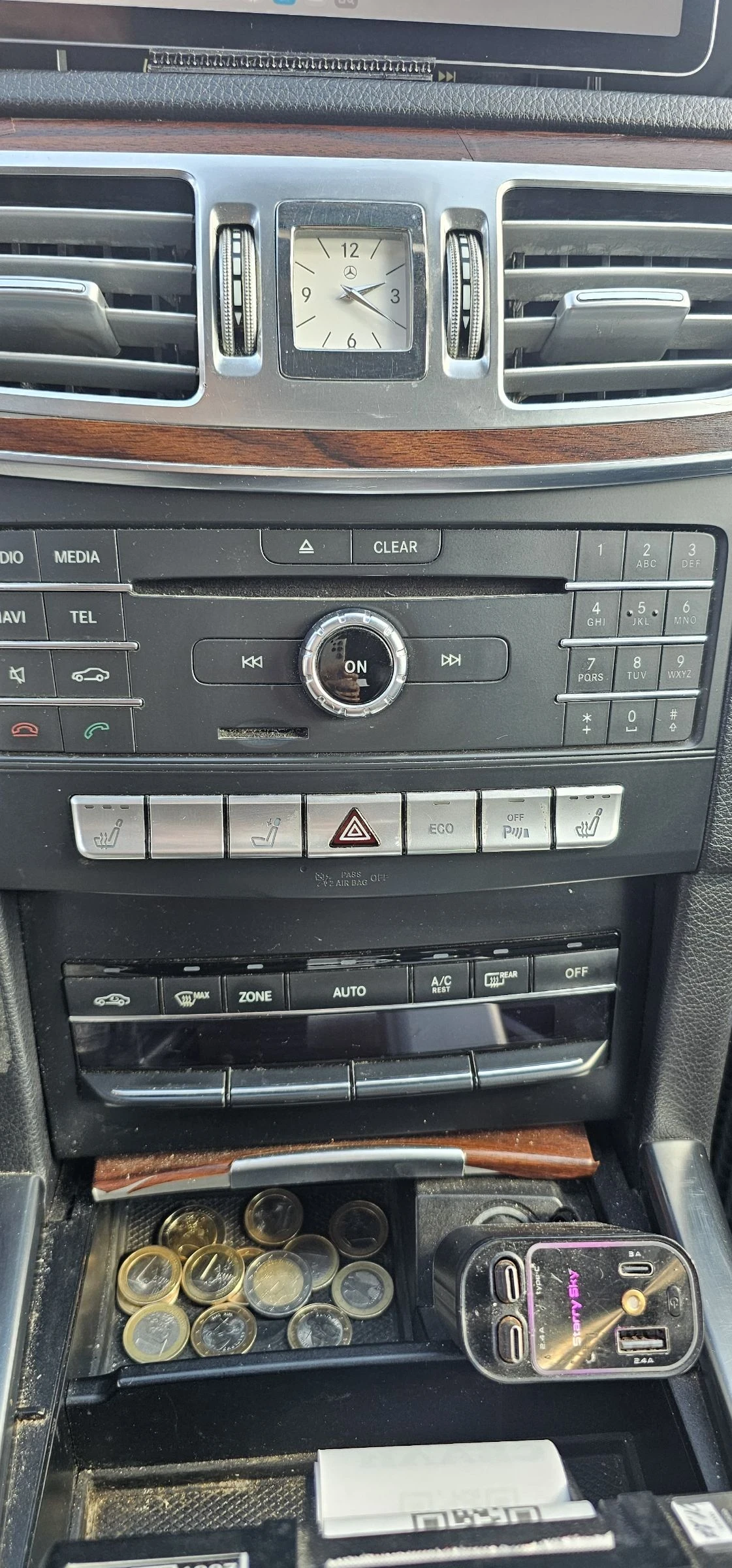 Mercedes-Benz E 200, снимка 14 - Автомобили и джипове - 56542771